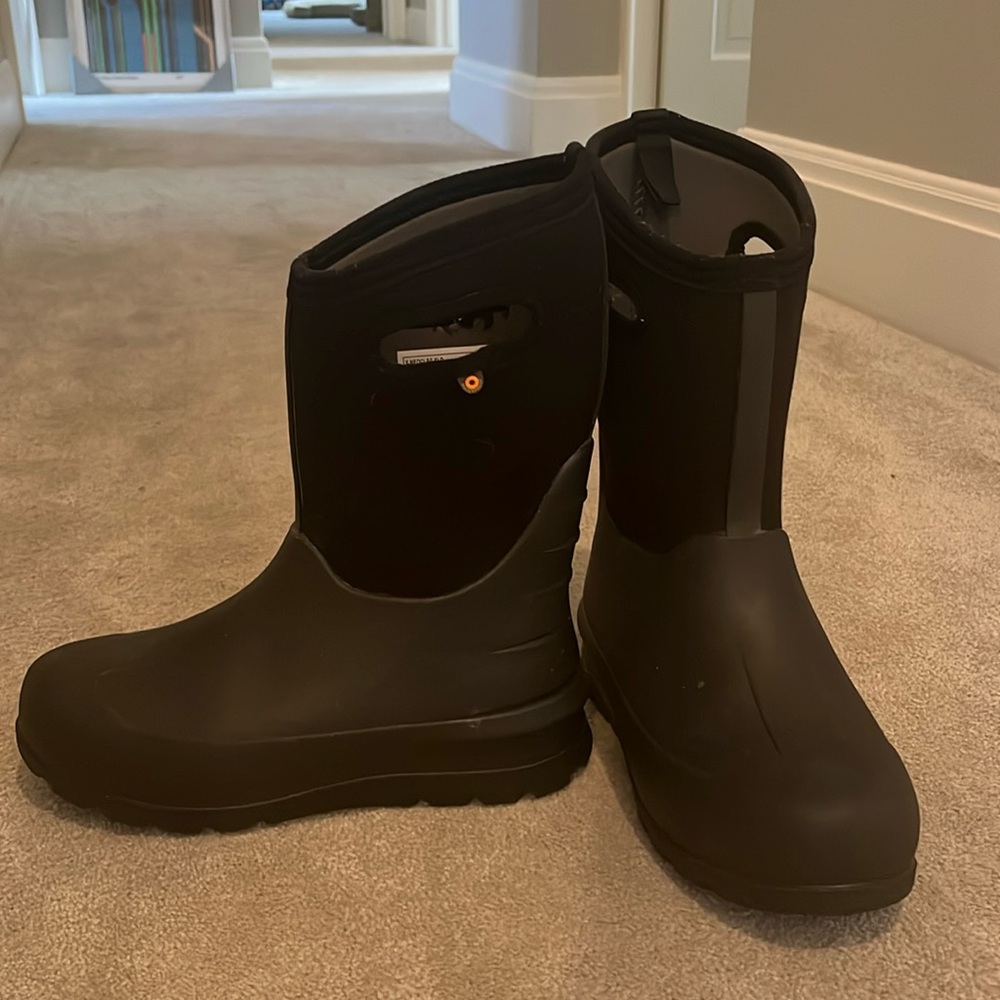 Black youth Bogs size 7 boots